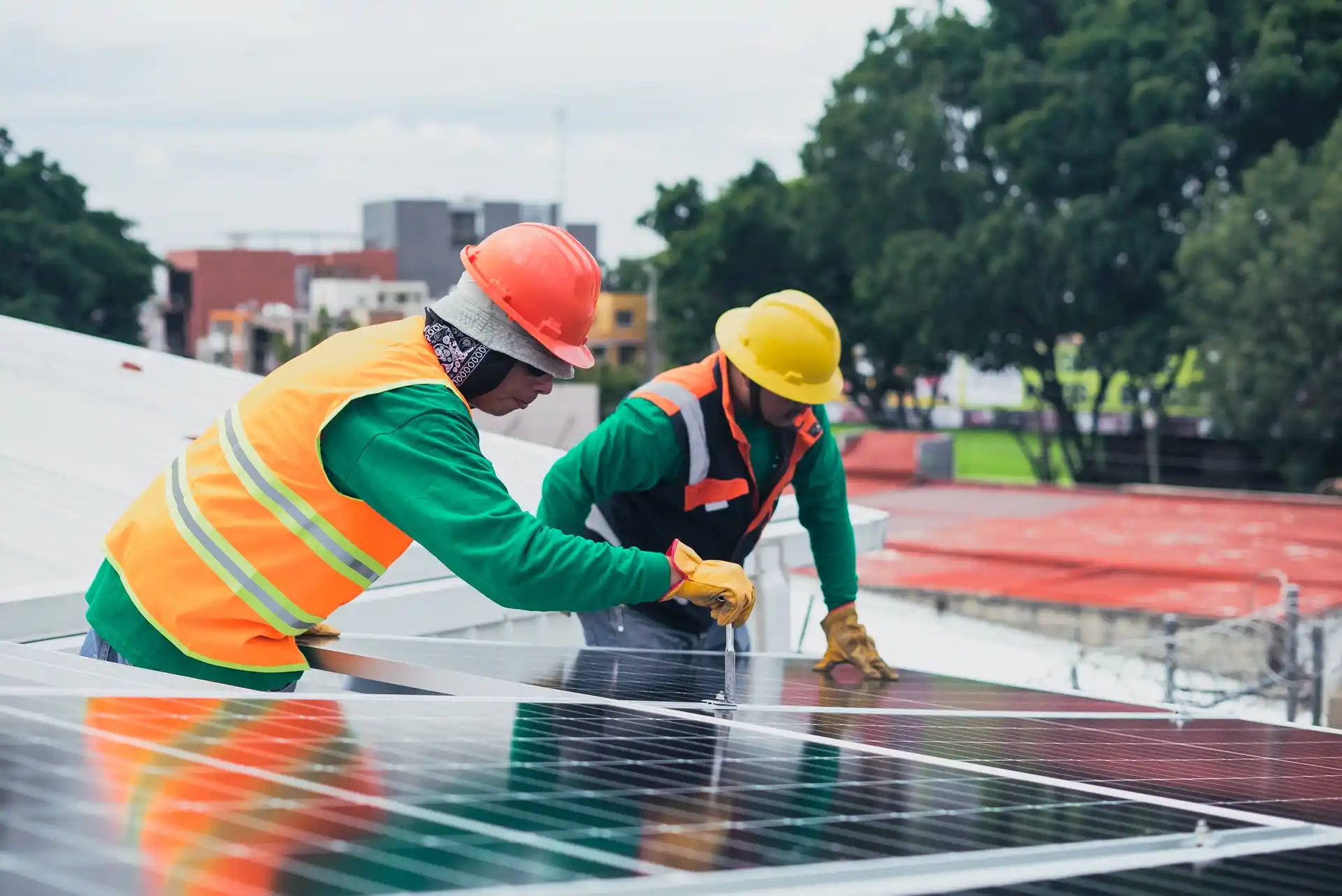 Ingenieros instalando paneles solares los muertos crew