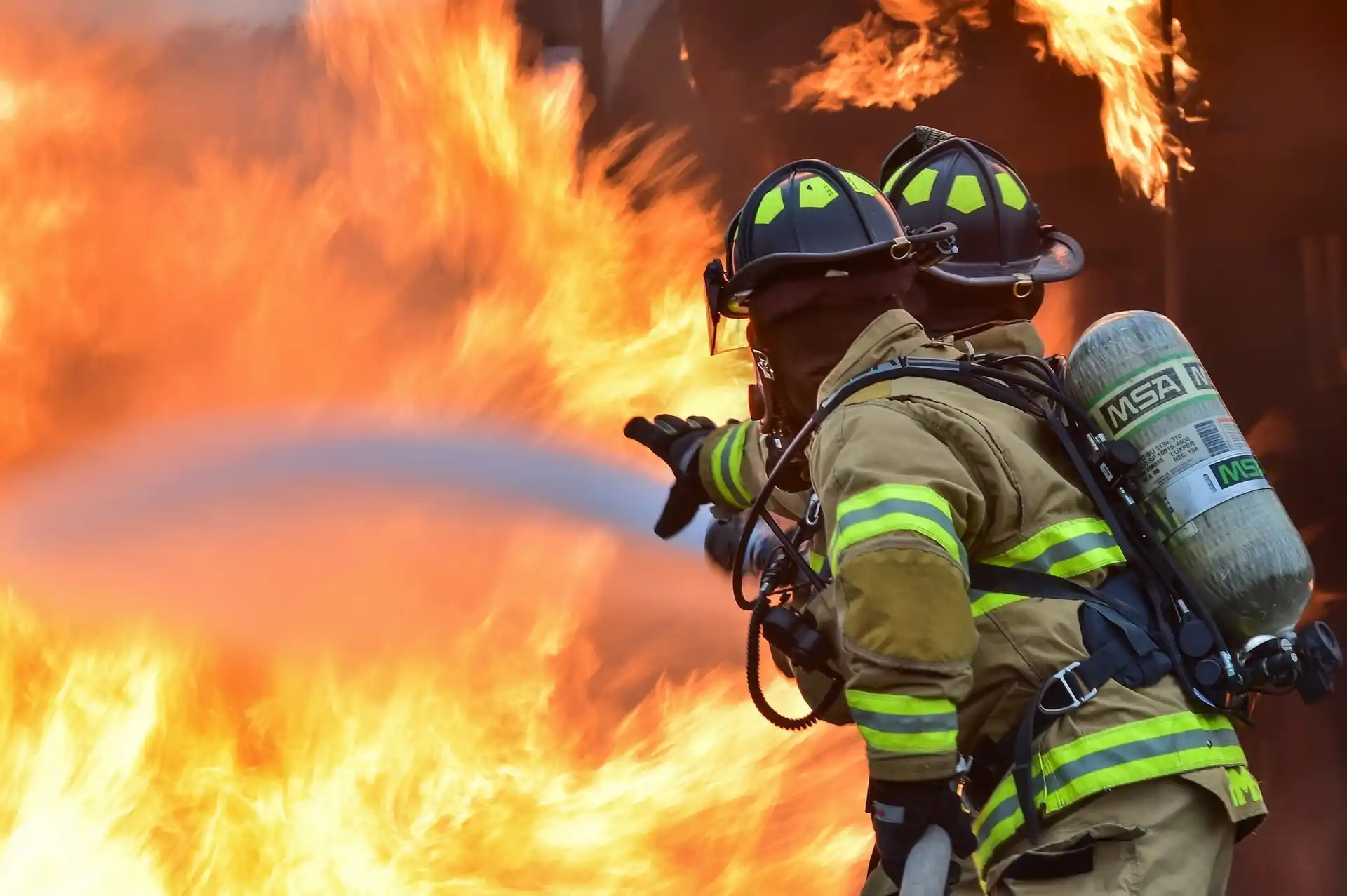 Dos bomberos apagando el fuego pixabay