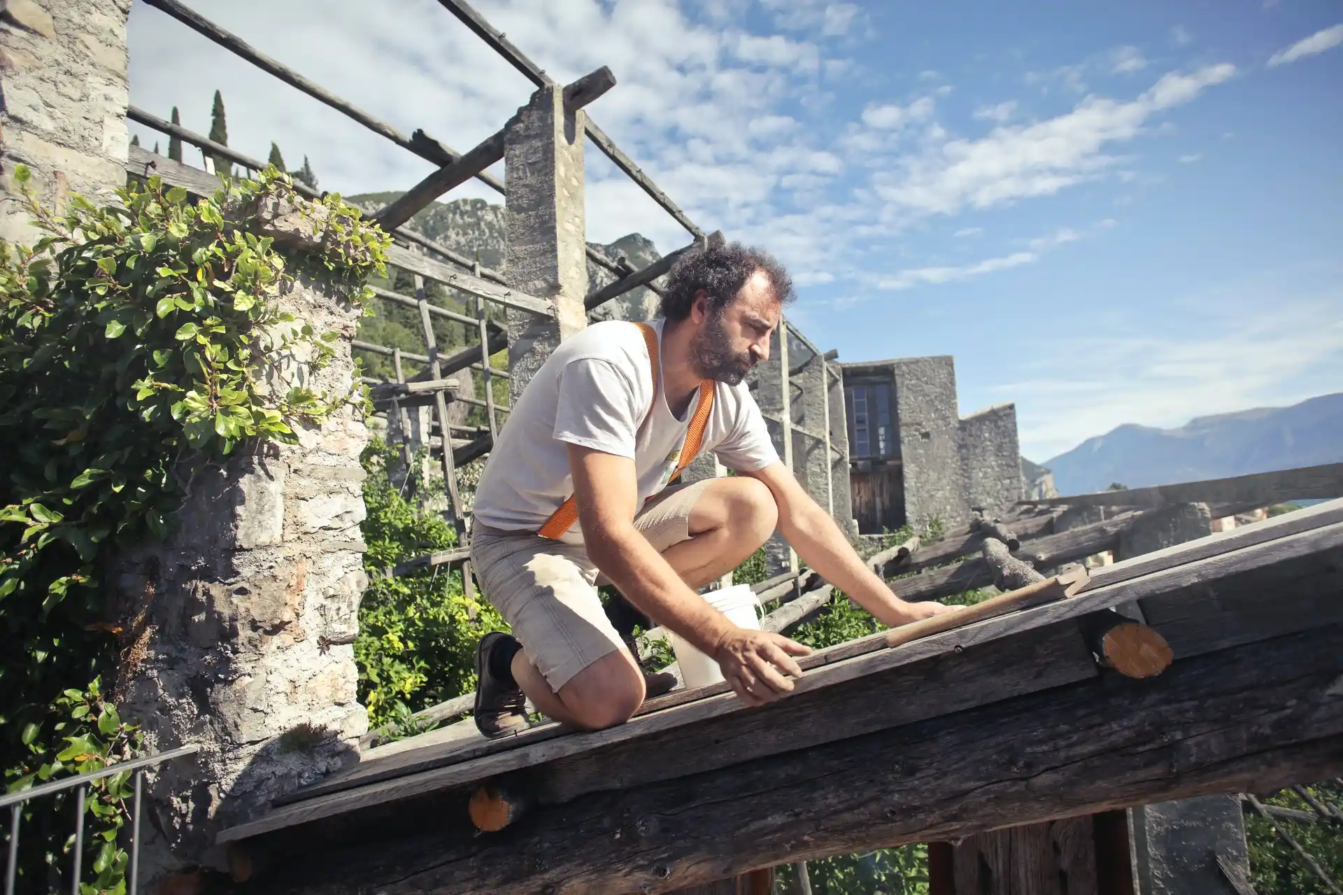 Carpintero construyendo el techo andrea piacquadio