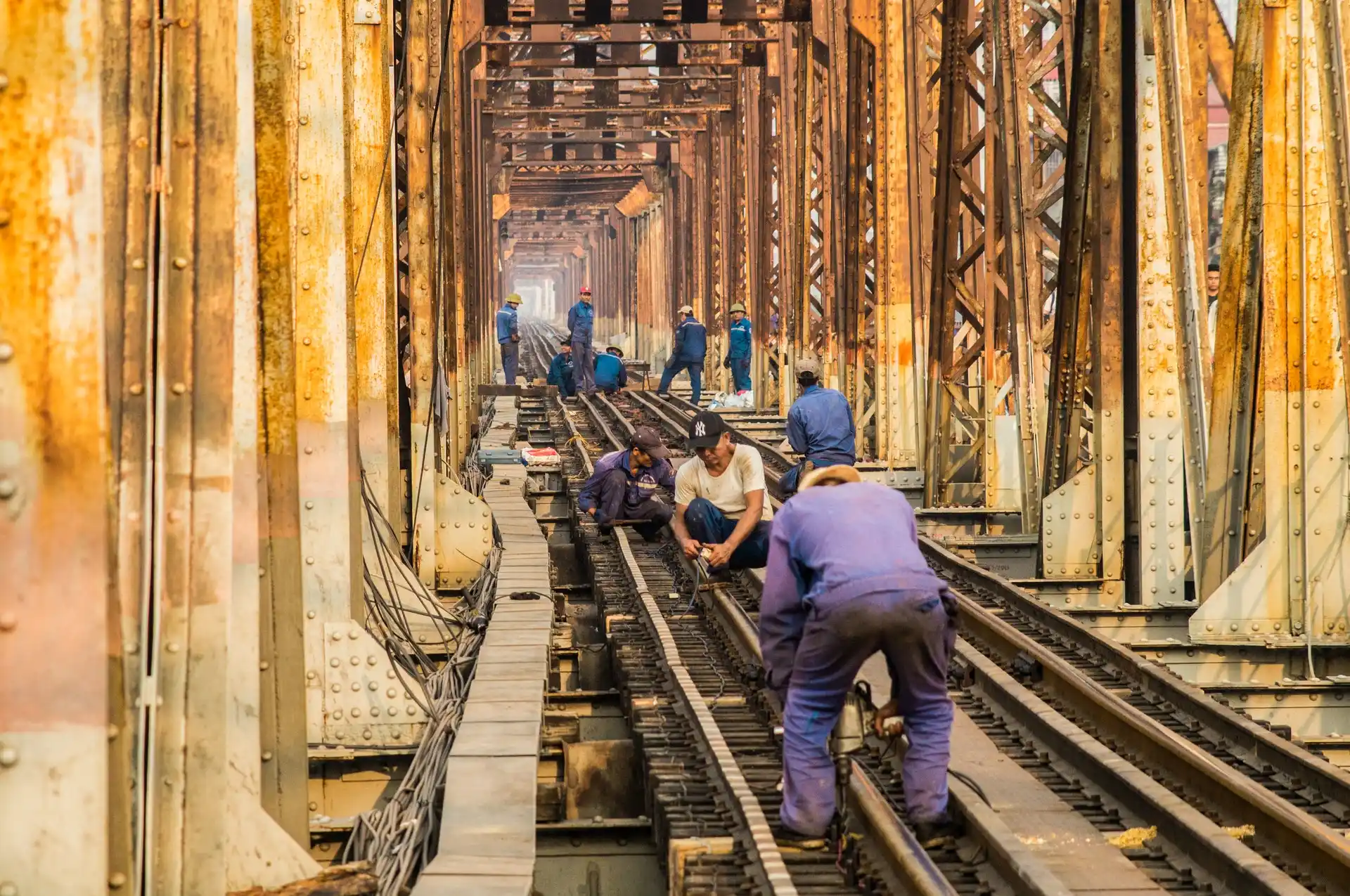 Grupo de obreros reparando vías ngoc vuong