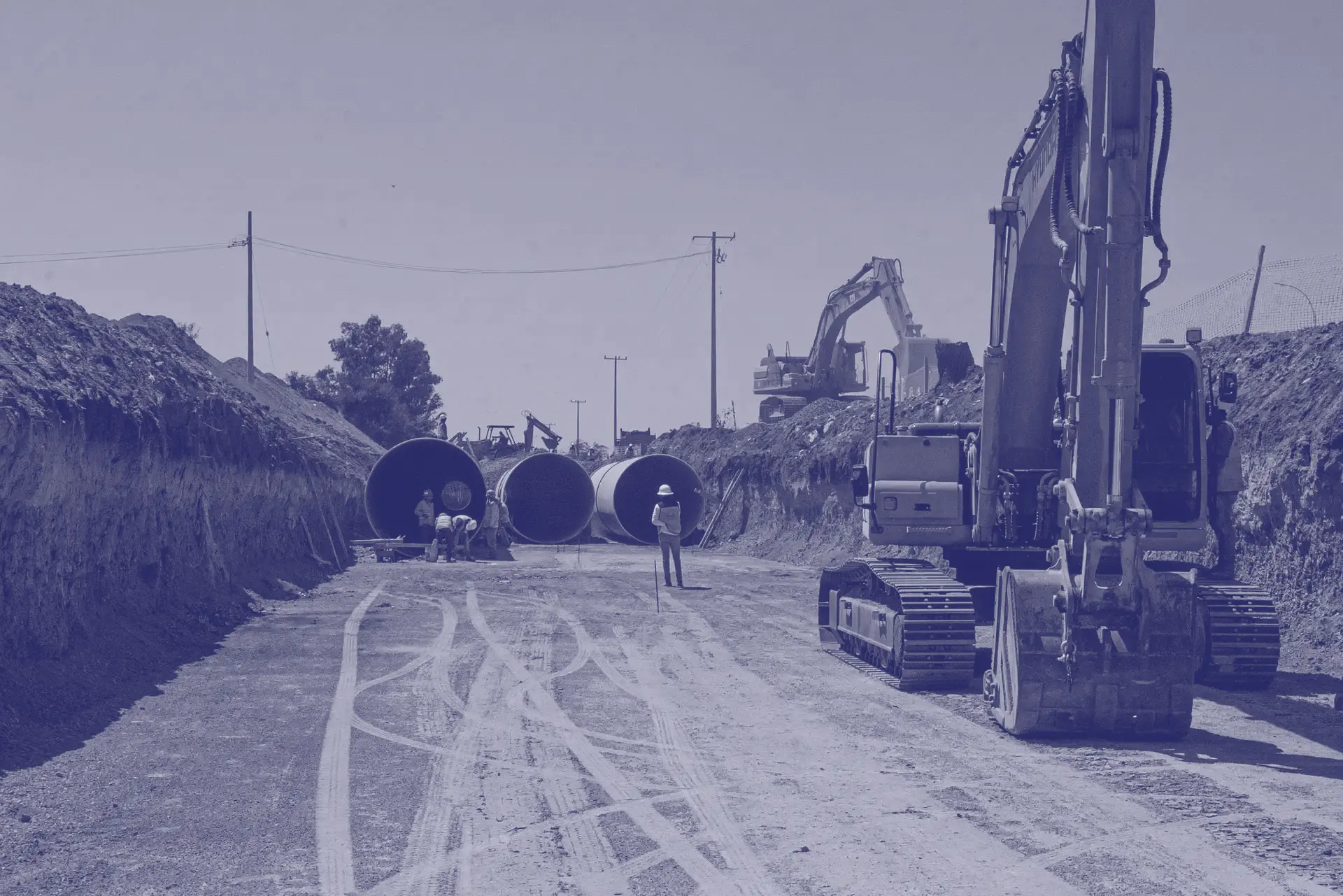 Obra con dos excavadoras y trabajadores en camino amar preciado