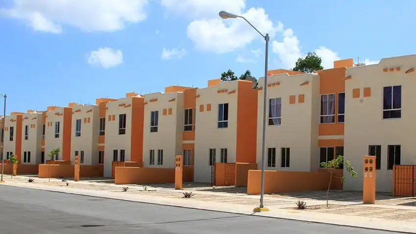 Conjunto habitacional tipo INFONAVIT visto desde el frente