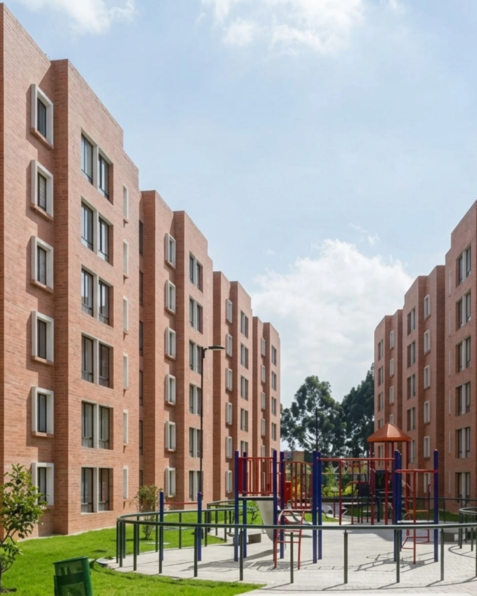 Pasillo de edificios de conjunto habitacional