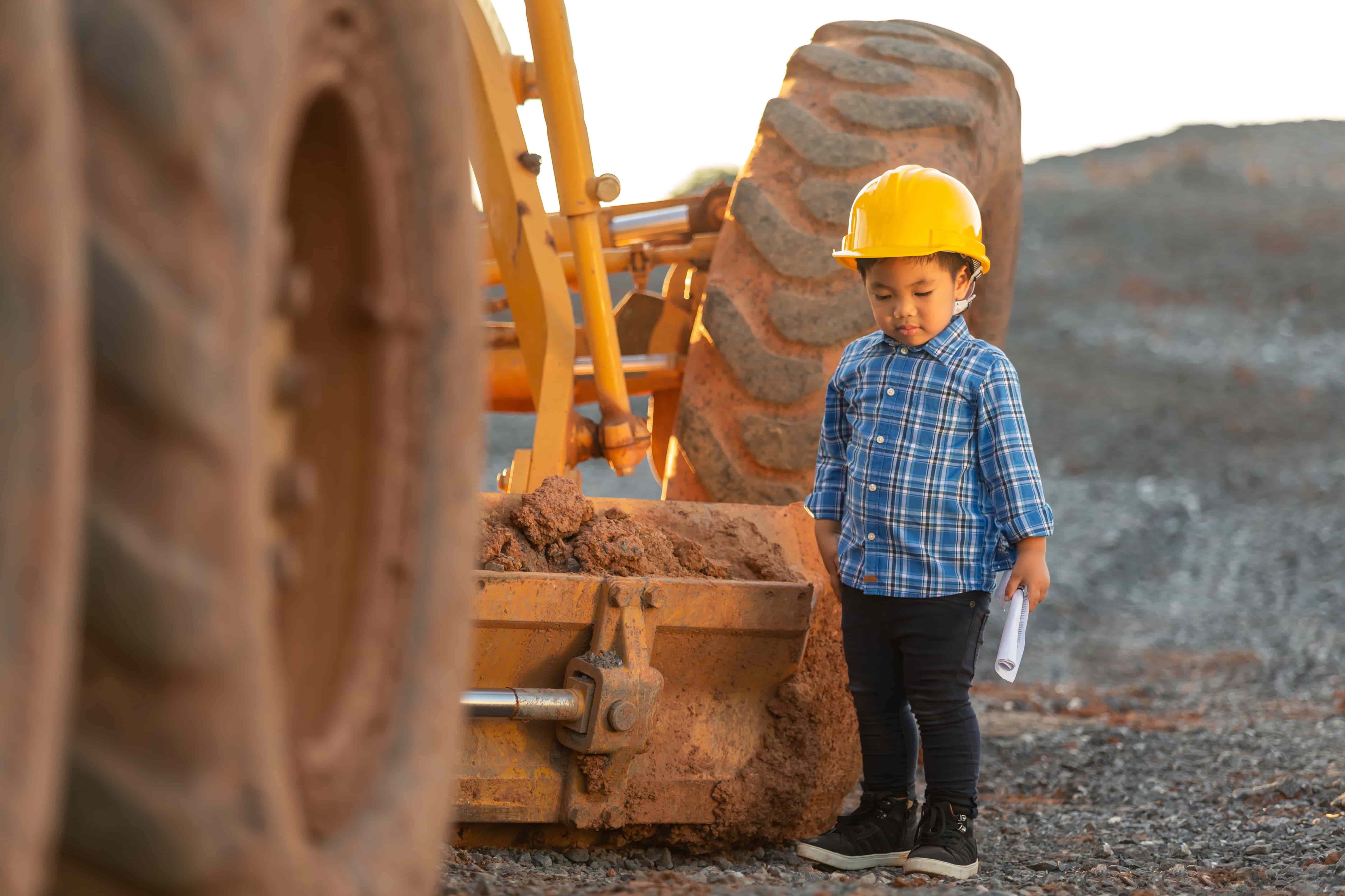 Niño jugando feliz a ser constructor